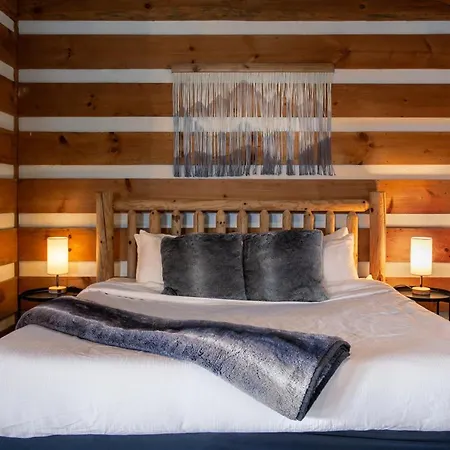 Tranquil Timber Retreat -View+Hottub+Firepit&More!